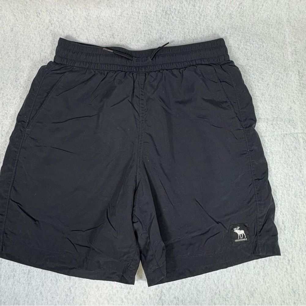 Abercrombie, kids boys pool play short. size 15/16
inseam 5” black